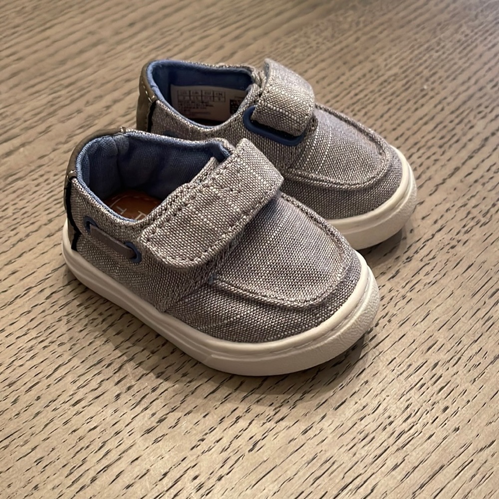 Like new.  TOMS 2T